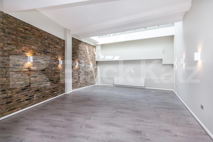 Stunning three bedroom warehouse apartment offering loft style features  Eagle House - Eagle Wharf Road, Old Street - Shoreditch Park